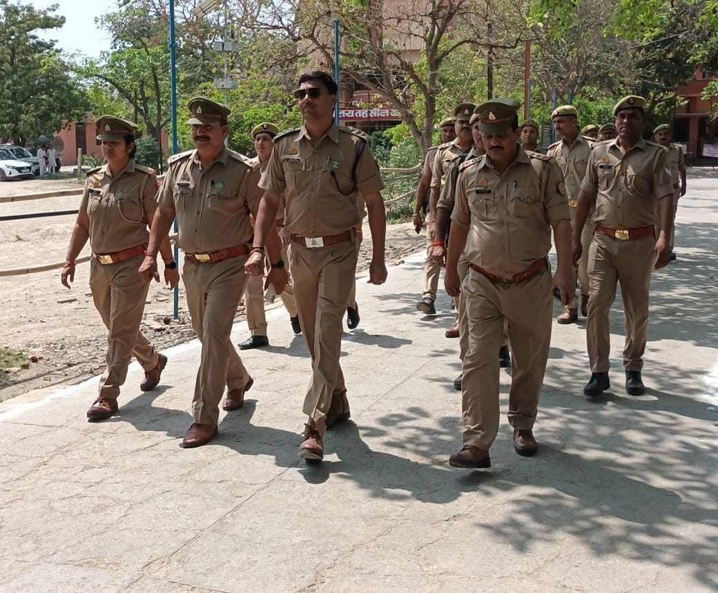 बागपत : बड़ौत तहसील में नामांकन पत्र दाखिल नहीं होने पर बाहर आती सुनील राठी की पत्नी दीपाली और बागपत : बड़ौत तहसील में नामांकन पत्र दाखिल नहीं होने पर बाहर आती सुनील राठी की पत्नी दीपाली और