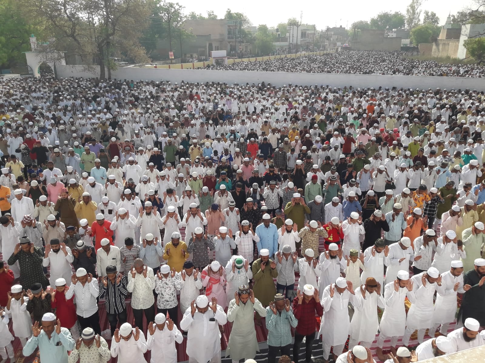बागपत ईदगाह में नमाज के बाद डीएम राजकमल यादव व एसपी अर्पित विजयवर्गीय से ईद की मुबारकबाद देते र बागपत ईदगाह में नमाज के बाद डीएम राजकमल यादव व एसपी अर्पित विजयवर्गीय से ईद की मुबारकबाद देते र