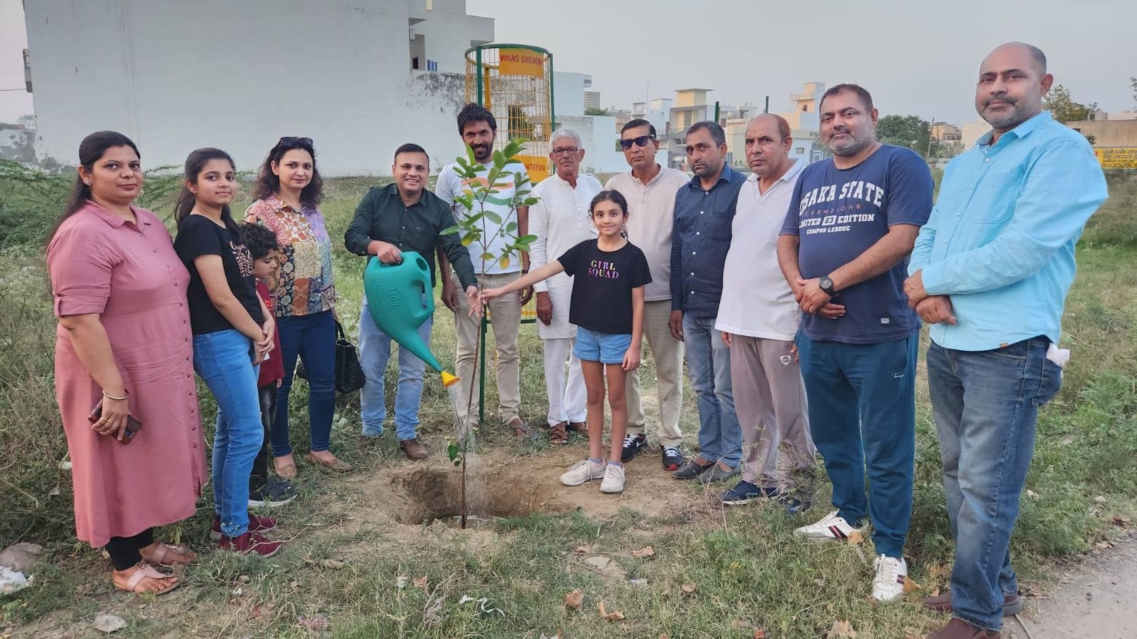फोटो 03- सेक्टर-23 में पत्नी रितु श्योराण, बच्चों, ट्री मैन देवेंद्र सूरा व पर्यावरण मित्रों के फोटो 03- सेक्टर-23 में पत्नी रितु श्योराण, बच्चों, ट्री मैन देवेंद्र सूरा व पर्यावरण मित्रों के