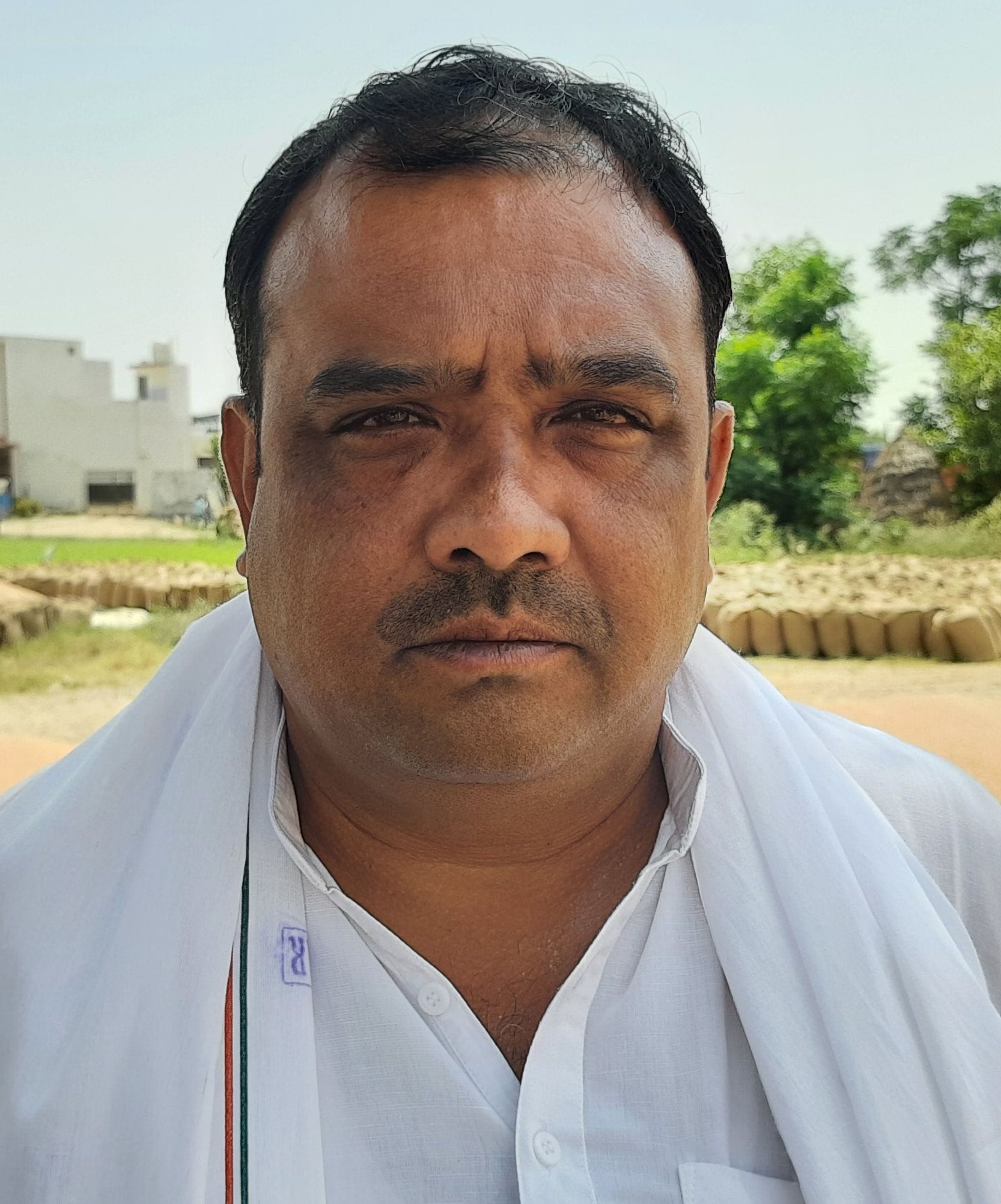 फोटो 05: सनपेड़ा खरीद केंद्र में बारदाना न होने के कारण खुले में पड़े गेहूं के ढेर। संवाद
