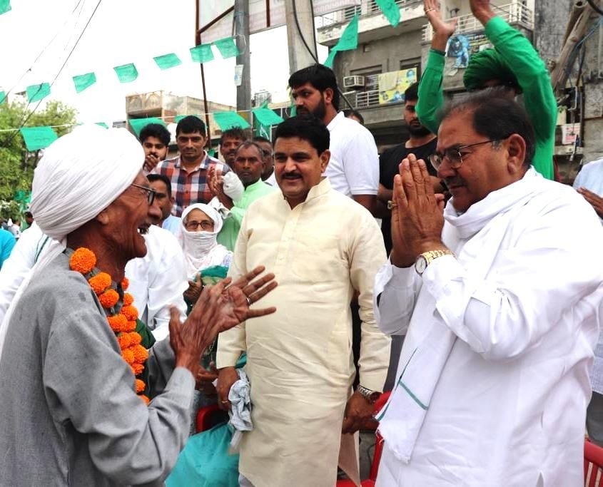 फोटो 33: सोनीपत शहर में पदयात्रा के दौरान हाथ जोड़कर बुजुर्ग को नमस्कार करते विधायक अभय चौटाला। फोटो 33: सोनीपत शहर में पदयात्रा के दौरान हाथ जोड़कर बुजुर्ग को नमस्कार करते विधायक अभय चौटाला।