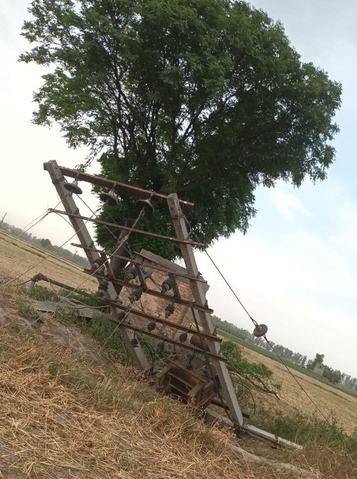 फोटो 41: गांव टांडा के पास खेत में खंभे समेत गिरा ट्रांसफार्मर। संवाद फोटो 41: गांव टांडा के पास खेत में खंभे समेत गिरा ट्रांसफार्मर। संवाद