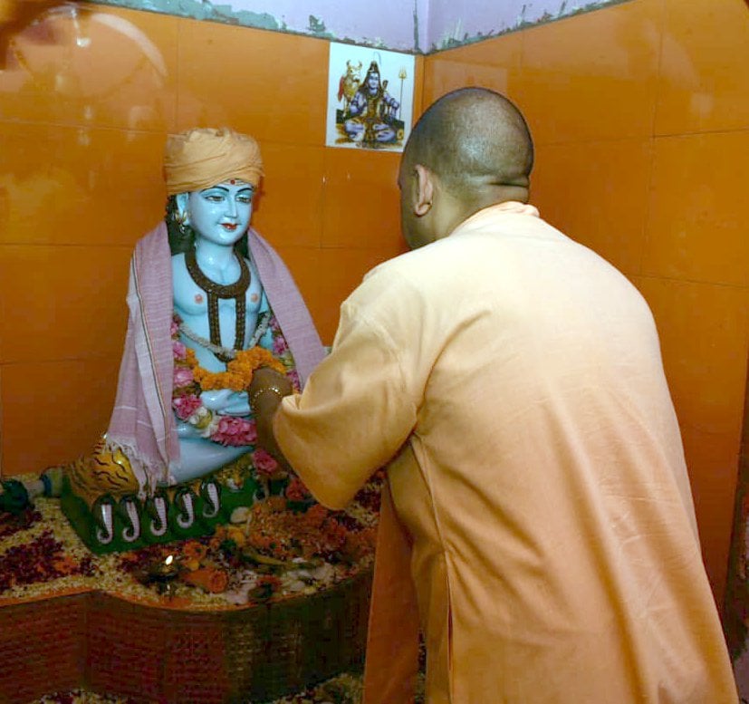 बाबरी क्षेत्र के गांव खेडी बैरागी में समाधी स्थल पर जाते मुख्यमंत्री योगी आदित्यनाथ बाबरी क्षेत्र के गांव खेडी बैरागी में समाधी स्थल पर जाते मुख्यमंत्री योगी आदित्यनाथ