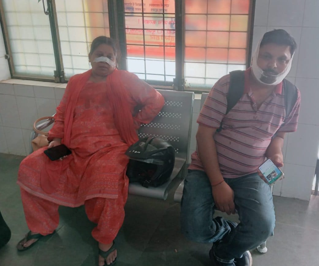 नवाबगंज थाने के सैफू का पुरवा हिनाहूँ  के समीप राजमार्ग पर टैंकर से टकराई बस। संवाद