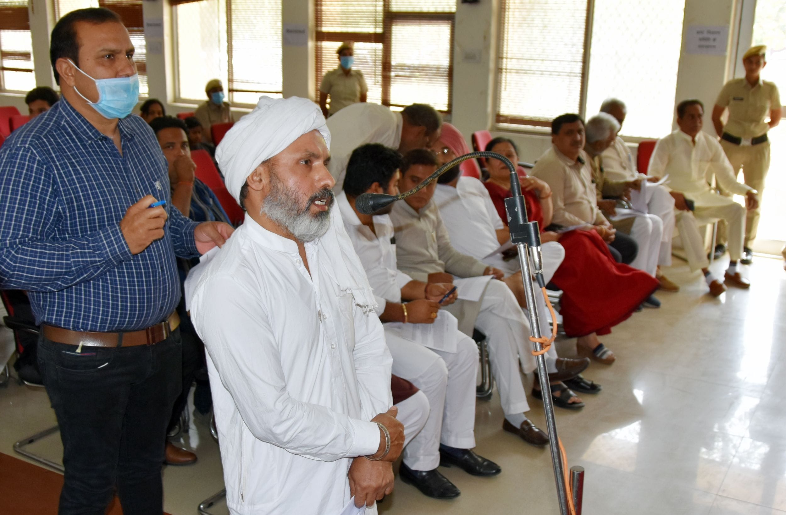 पंचायत भवन में कृषि मंत्री जेपी दलाल शिकायतकर्ताओं की शिकायतें सुनते। संवाद