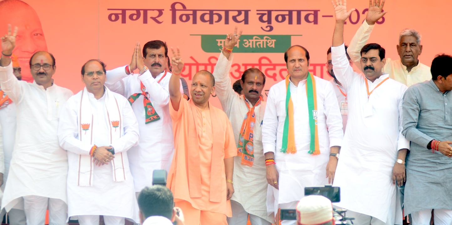 शामली वीवी इंटर कॉलेज में आयोजित जनसभा के दौरान मुख्यमंत्री को प्राथना पत्र को दिखाते पिडित शामली वीवी इंटर कॉलेज में आयोजित जनसभा के दौरान मुख्यमंत्री को प्राथना पत्र को दिखाते पिडित
