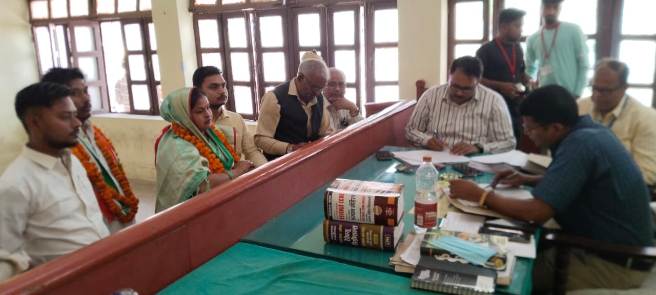 नौगढ़ तहसील में सिद्धार्थनगर नगर पालिका अध्यक्ष पर का पत्र जमा करते भाजपा के प्रत्याशी गोविंद म नौगढ़ तहसील में सिद्धार्थनगर नगर पालिका अध्यक्ष पर का पत्र जमा करते भाजपा के प्रत्याशी गोविंद म