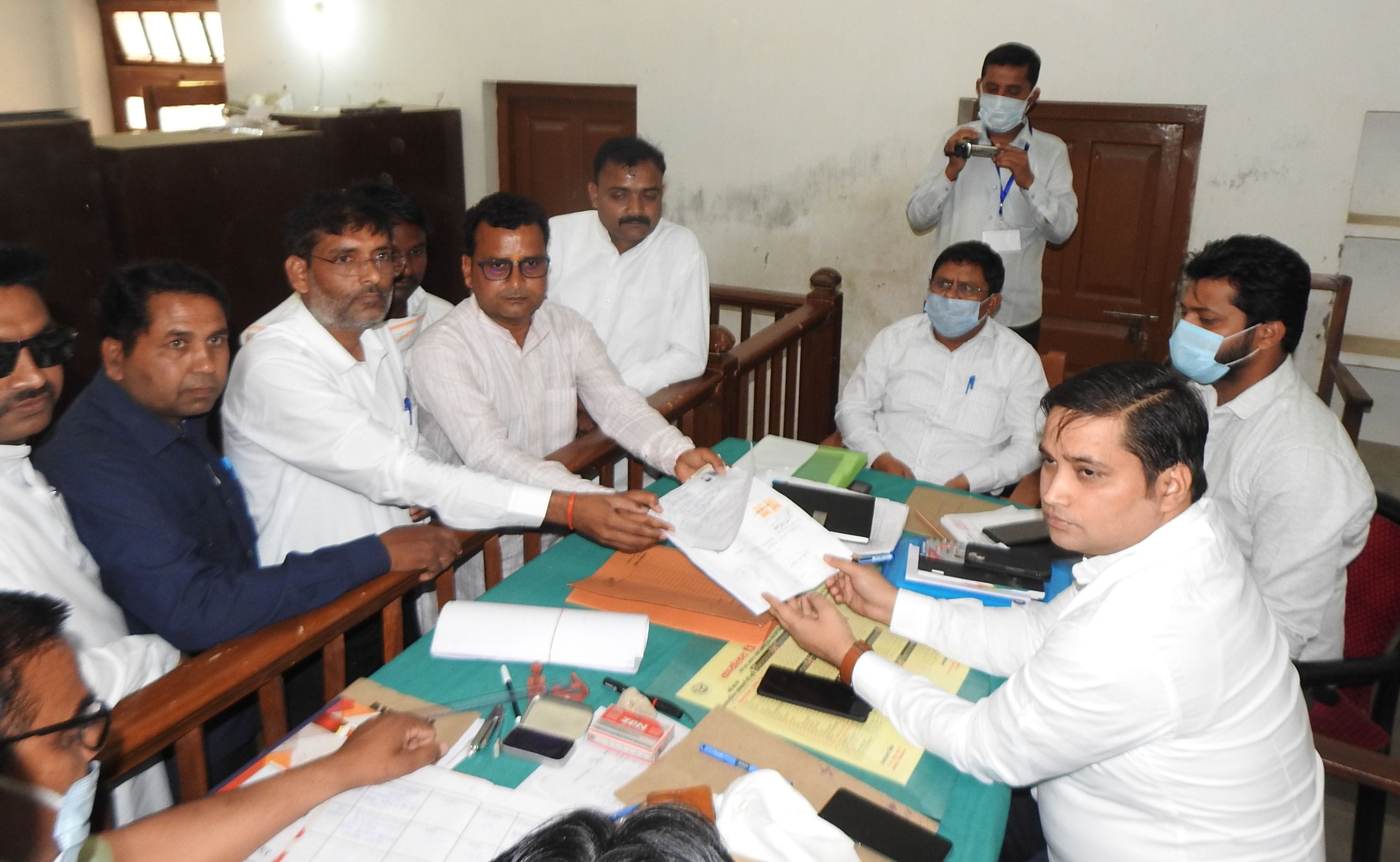 नौगढ़ तहसील में सिद्धार्थनगर नगर पालिका अध्यक्ष पर का पत्र जमा करते भाजपा के प्रत्याशी गोविंद म नौगढ़ तहसील में सिद्धार्थनगर नगर पालिका अध्यक्ष पर का पत्र जमा करते भाजपा के प्रत्याशी गोविंद म