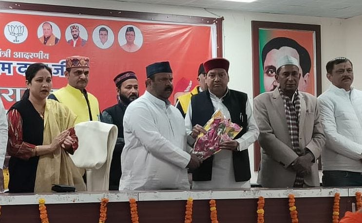 चंपावत भाजपा कार्यालय में परिवहन मंत्री चंदन रामदास के निधन पर शोक जताते पार्टी कार्यकर्ता। चंपावत भाजपा कार्यालय में परिवहन मंत्री चंदन रामदास के निधन पर शोक जताते पार्टी कार्यकर्ता।