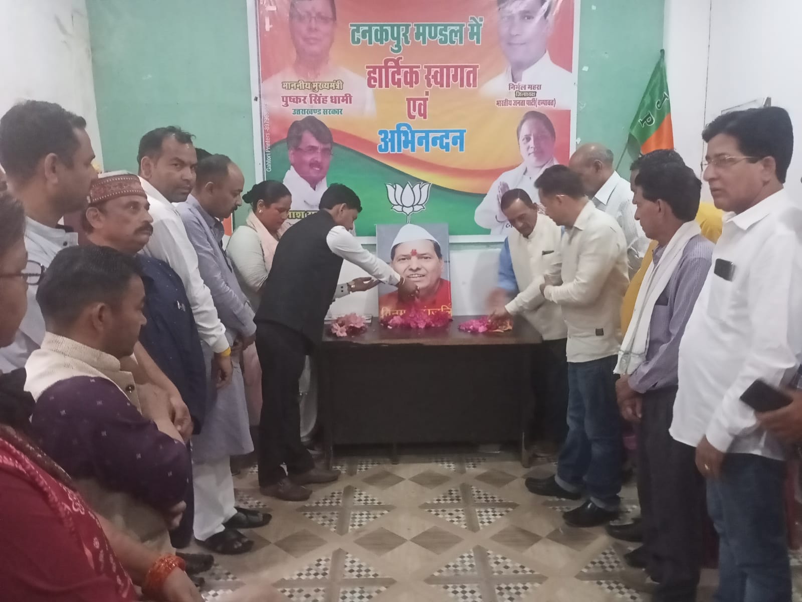 चंपावत भाजपा कार्यालय में परिवहन मंत्री चंदन रामदास के निधन पर शोक जताते पार्टी कार्यकर्ता। चंपावत भाजपा कार्यालय में परिवहन मंत्री चंदन रामदास के निधन पर शोक जताते पार्टी कार्यकर्ता।