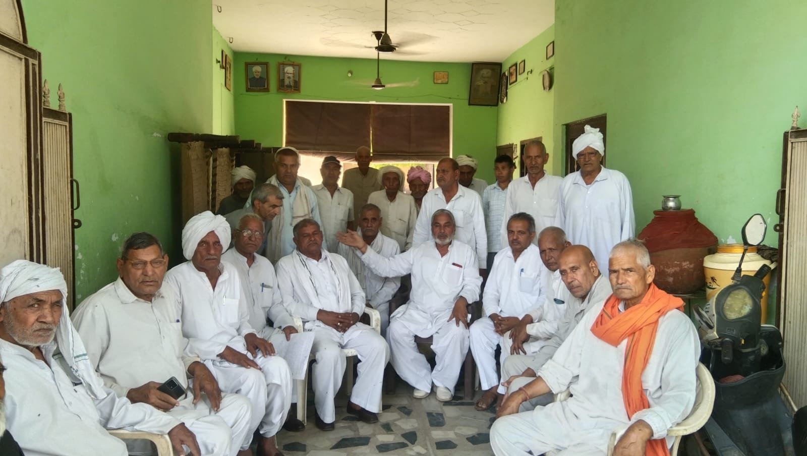 फोटो 31- पंचायत के दौरान मौजूद आहुलाना बाहरा के पदाधिकारी। संवाद फोटो 31- पंचायत के दौरान मौजूद आहुलाना बाहरा के पदाधिकारी। संवाद