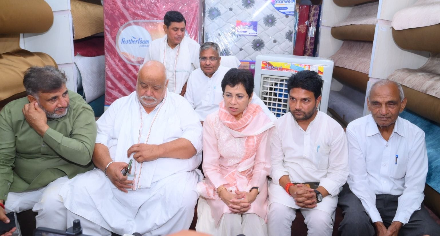 फोटो 32- पत्रकारों से बातचीत करती कांग्रेस की राष्ट्रीय महासचिव एवं पूर्व केंद्रीय मंत्री कुमार फोटो 32- पत्रकारों से बातचीत करती कांग्रेस की राष्ट्रीय महासचिव एवं पूर्व केंद्रीय मंत्री कुमार