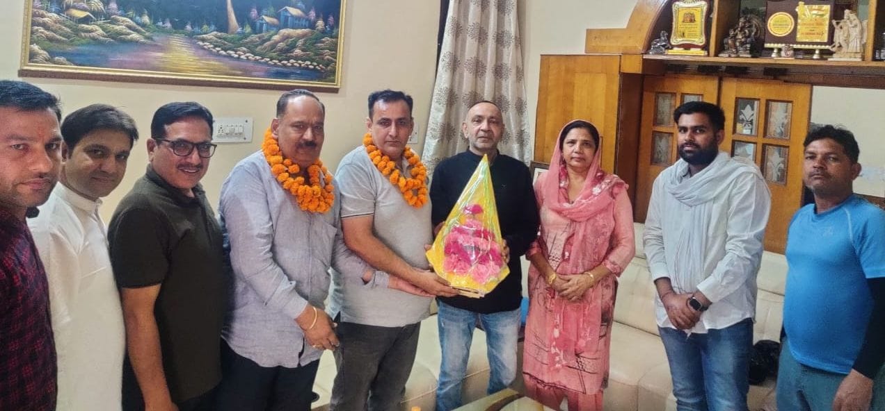 फोटो 38- बैठक के दौरान गोहाना कैमिस्ट एंड ड्रगिस्ट एसोसिएशन के प्रधान प्रदीप चहल का स्वागत करते फोटो 38- बैठक के दौरान गोहाना कैमिस्ट एंड ड्रगिस्ट एसोसिएशन के प्रधान प्रदीप चहल का स्वागत करते