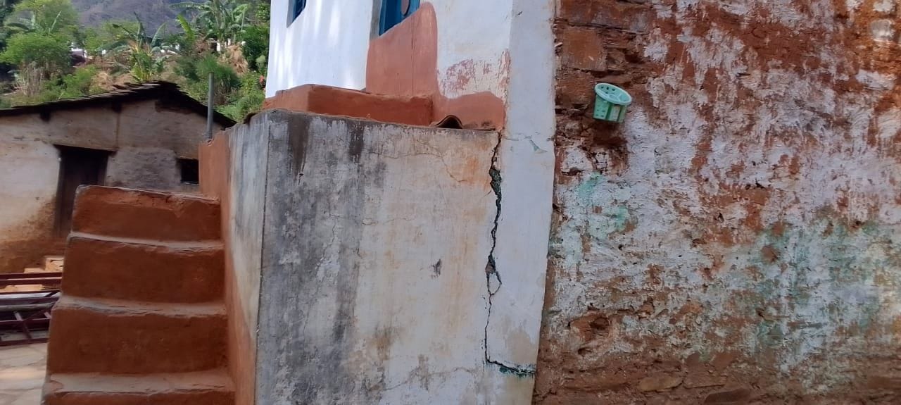 गणाई गंगोली के सिरसोली गांव में उखड़ा एक मकान की छत का प्लास्टर।