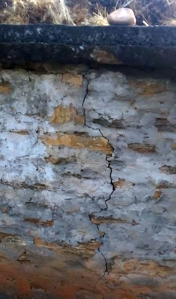 गणाई गंगोली के सिरसोली गांव में उखड़ा एक मकान की छत का प्लास्टर।