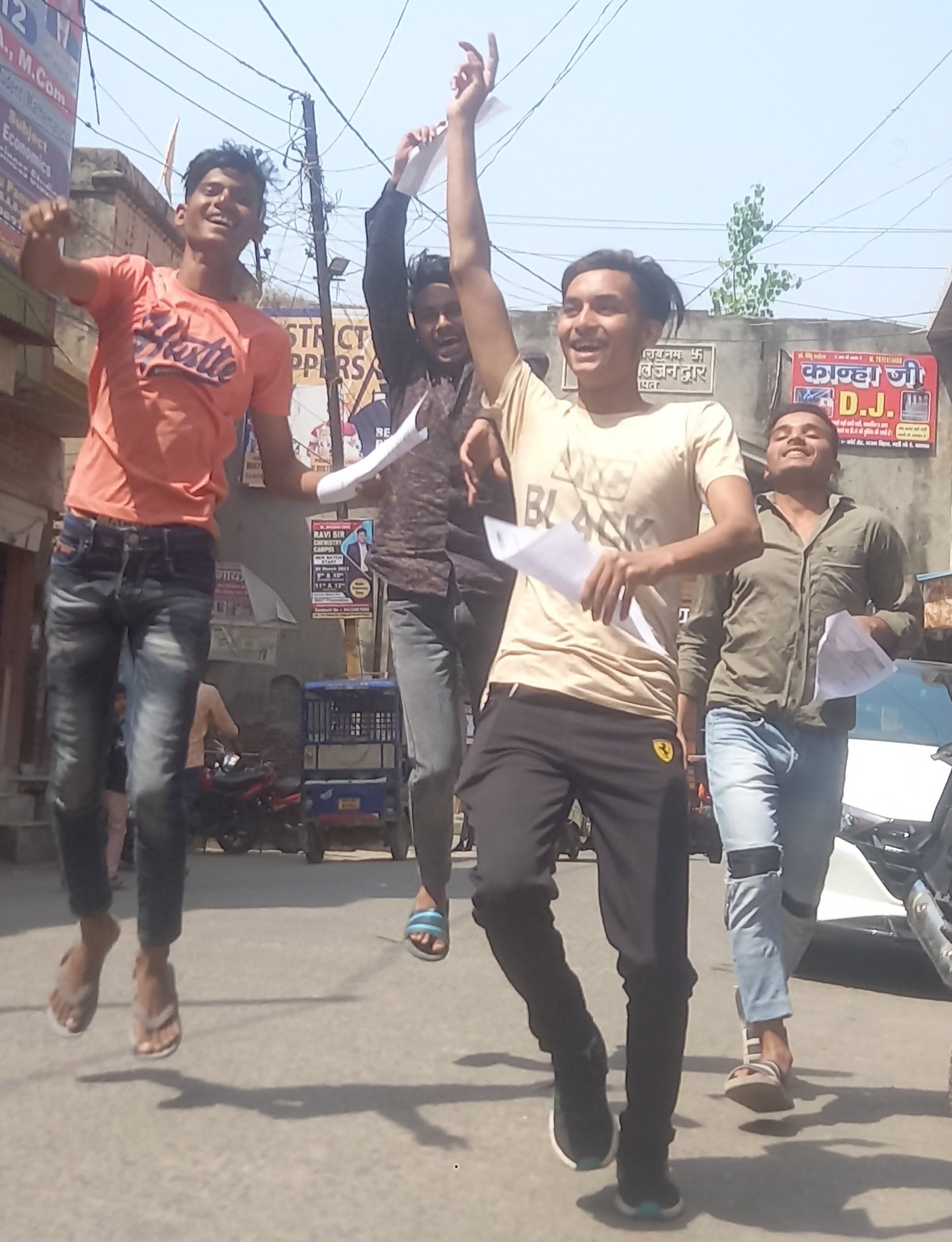 शाबाश बेटियों:किशनपुर बराल के आदर्श शिक्षा मंदिर इंटर कॉलेज में परिक्षा परिणाम आने के बाद खुशी शाबाश बेटियों:किशनपुर बराल के आदर्श शिक्षा मंदिर इंटर कॉलेज में परिक्षा परिणाम आने के बाद खुशी