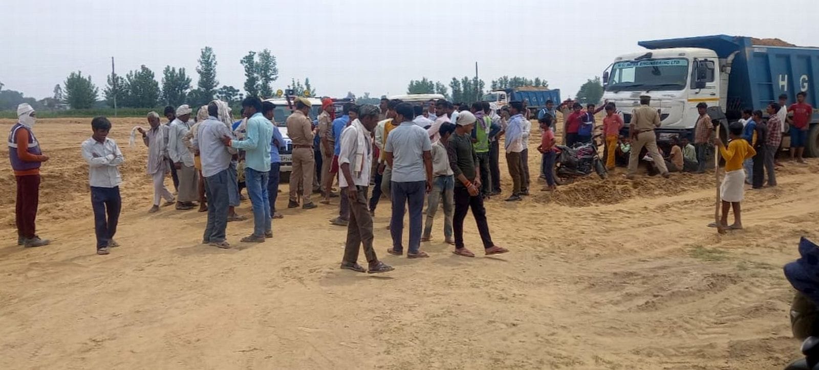 26बीडीएन42- गंगा एक्सप्रेस-वे पर ग्रामीणों को समझाते तहसीलदार। संवाद