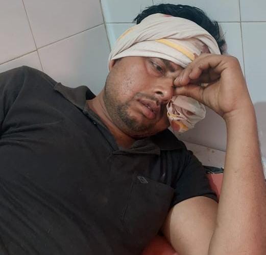 संघर्ष की घायल का उपचार करते चिकित्सक संघर्ष की घायल का उपचार करते चिकित्सक