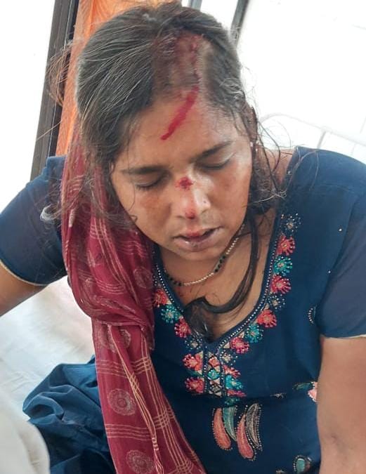 संघर्ष की घायल का उपचार करते चिकित्सक संघर्ष की घायल का उपचार करते चिकित्सक