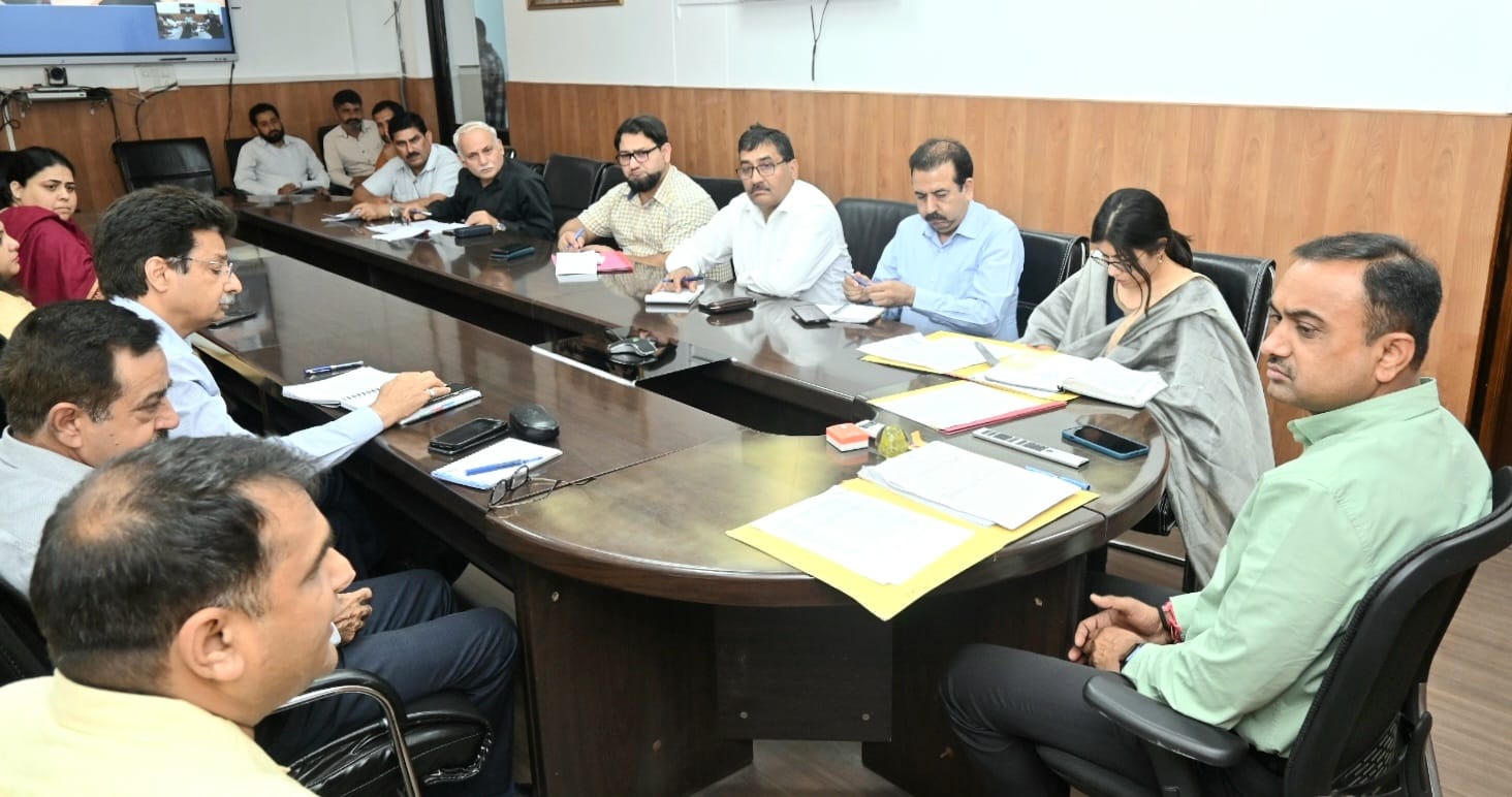 मंडलायुकत रमेश कुमार  जम्मू संभाग के जिला उपायुकतों व अन्य अधिकारियों के साथ समीक्षा बैठक करते