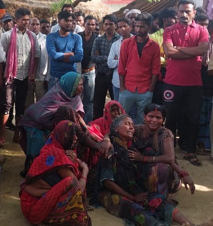 लीलापुर थाने के घरौरा में मृत युवक के परिजनों को समझाते सीओ व एसडीएम। संवाद