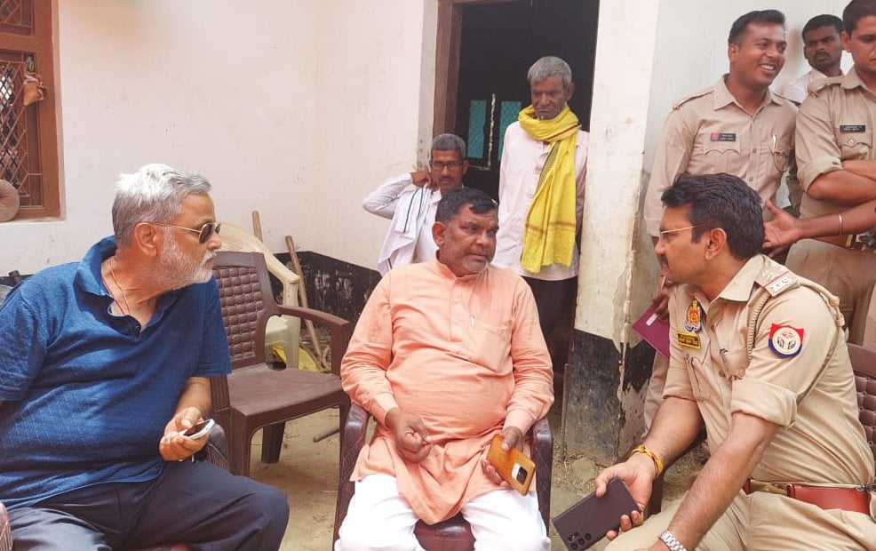 लीलापुर थाने के घरौरा में मृत युवक के परिजनों को समझाते सीओ व एसडीएम। संवाद