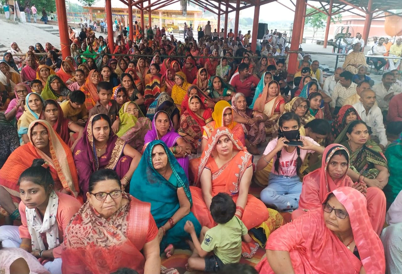 मखौड़ा धाम में राम कथा कहते पवन कुमार शास्त्री। मखौड़ा धाम में राम कथा कहते पवन कुमार शास्त्री।