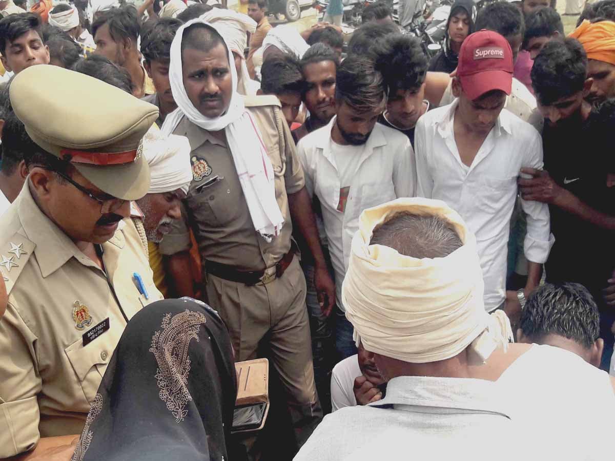 नदी मे घुस कर घनश्याम के शव की तलाश करते ग्रामीण। नदी मे घुस कर घनश्याम के शव की तलाश करते ग्रामीण।