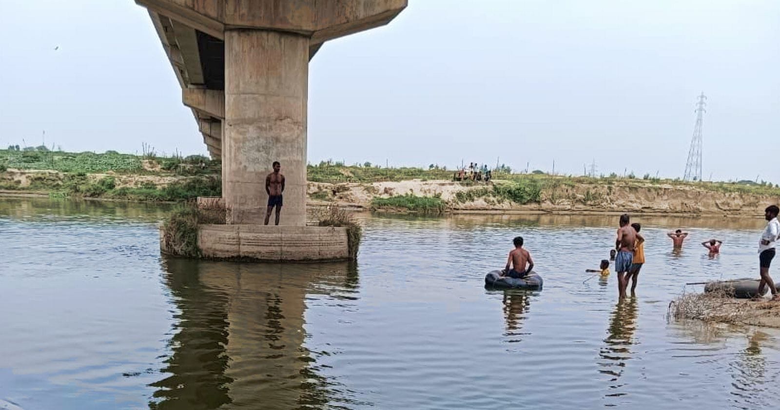 29बीडीएन04-घटना स्थल पर जुटी लोगों की भीड़।संवाद
