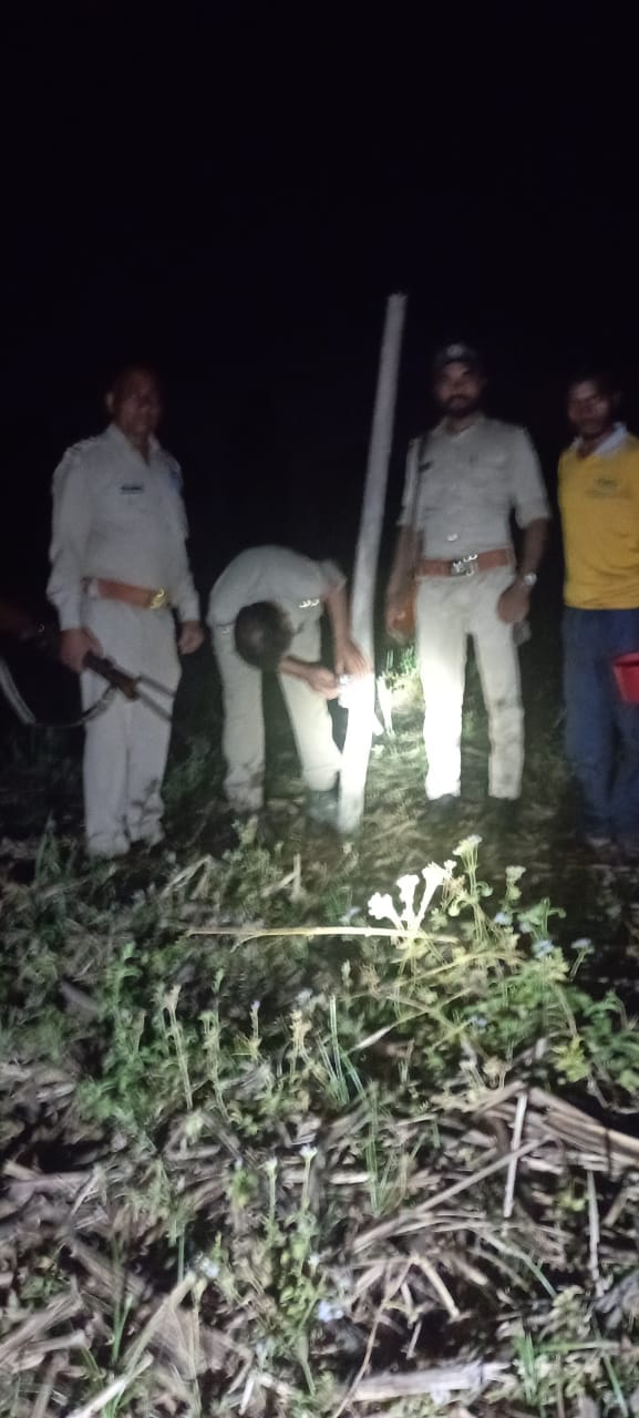 अफजलगढ़ में रेहान के जंगल में ट्रेंप कैमरा लगाते वन विभाग के अधिकारी व कर्मचारी अफजलगढ़ में रेहान के जंगल में ट्रेंप कैमरा लगाते वन विभाग के अधिकारी व कर्मचारी