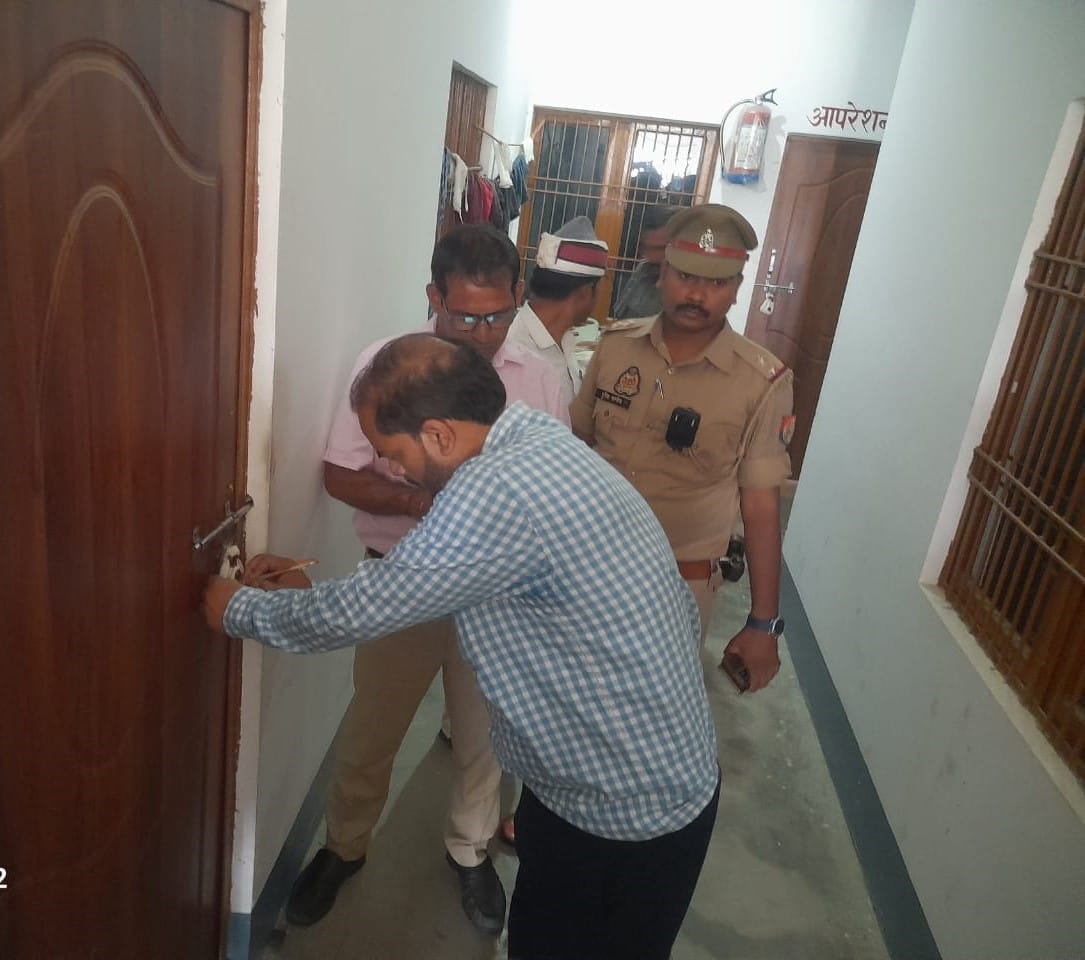 बभनान में अल्ट्रासाउंड सेंटर की जांच करते उप जिलाधिकारी गुलाबचंद। बभनान में अल्ट्रासाउंड सेंटर की जांच करते उप जिलाधिकारी गुलाबचंद।
