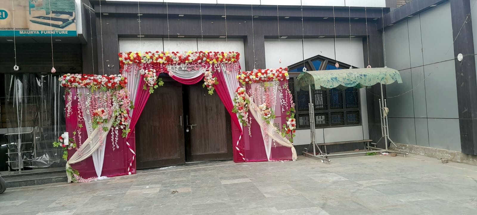 बर्तन खरीदते लोग बर्तन खरीदते लोग