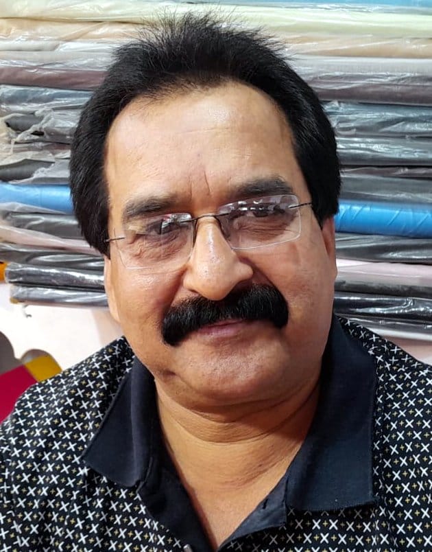 बर्तन खरीदते लोग बर्तन खरीदते लोग