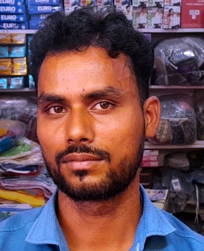 बर्तन खरीदते लोग बर्तन खरीदते लोग