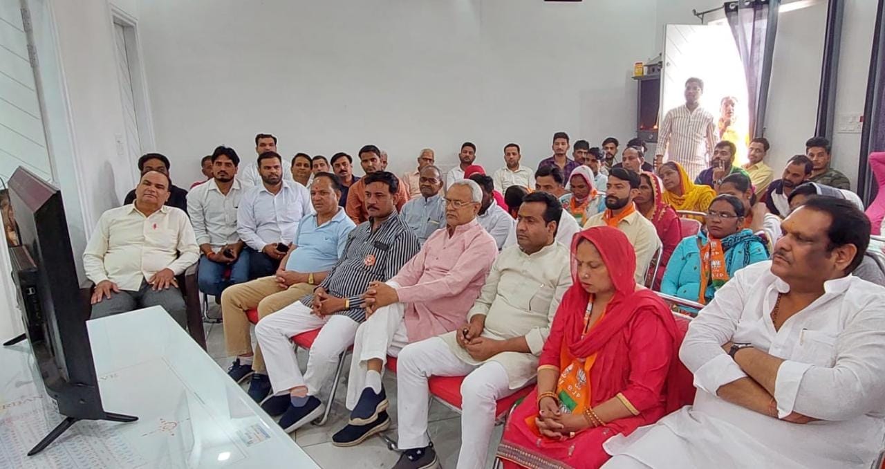 चिलकाना में मन की बात का प्रसारण देखते भाजपाई चिलकाना में मन की बात का प्रसारण देखते भाजपाई