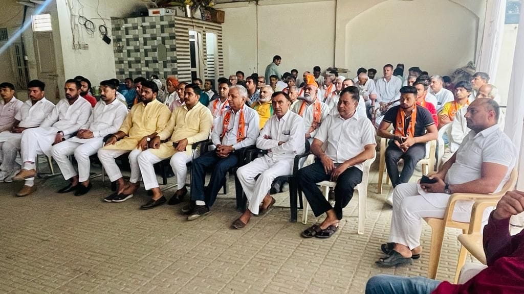 फोटो 48. सिंचाई विभाग के विश्राम गृह में कार्यकर्ताओं के साथ पीएम की मन की बात सुनते सांसद रमेश फोटो 48. सिंचाई विभाग के विश्राम गृह में कार्यकर्ताओं के साथ पीएम की मन की बात सुनते सांसद रमेश