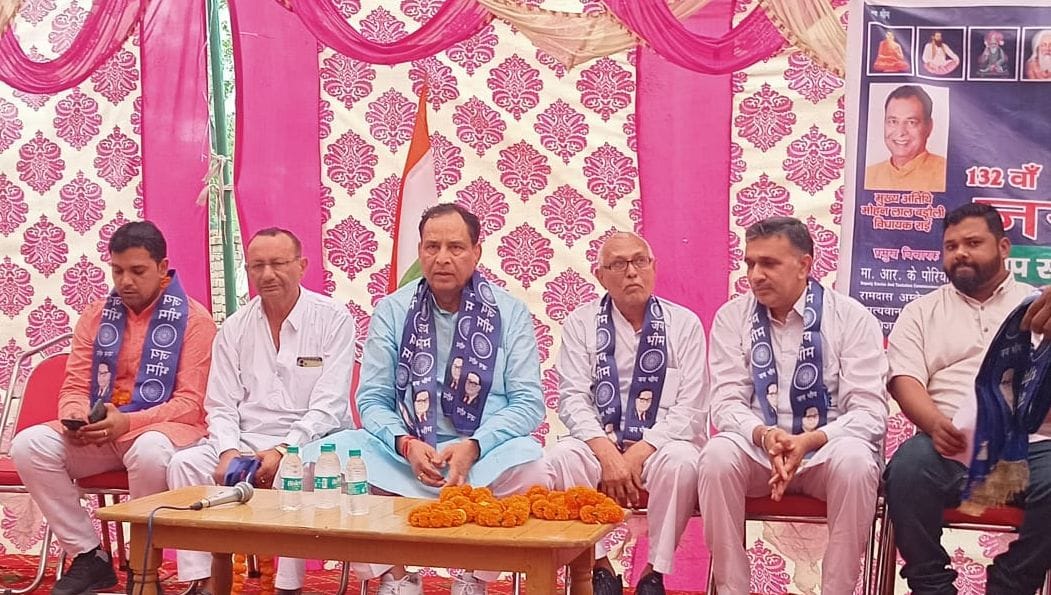 फोटो 48. सिंचाई विभाग के विश्राम गृह में कार्यकर्ताओं के साथ पीएम की मन की बात सुनते सांसद रमेश फोटो 48. सिंचाई विभाग के विश्राम गृह में कार्यकर्ताओं के साथ पीएम की मन की बात सुनते सांसद रमेश