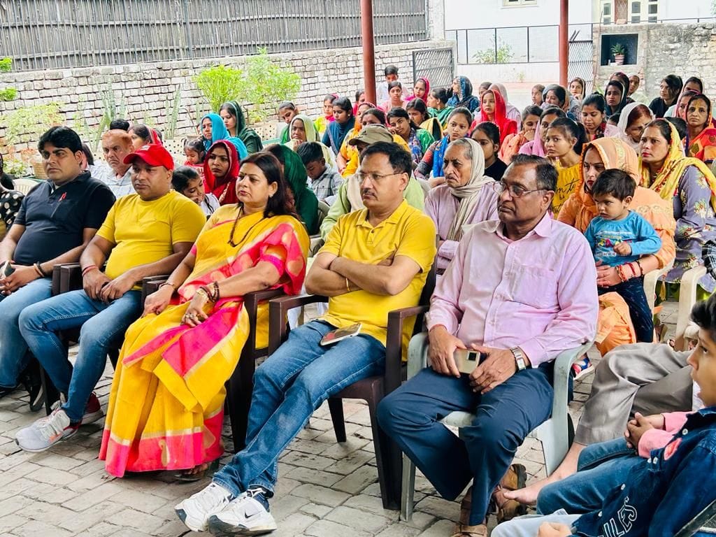 फोटो 48. सिंचाई विभाग के विश्राम गृह में कार्यकर्ताओं के साथ पीएम की मन की बात सुनते सांसद रमेश फोटो 48. सिंचाई विभाग के विश्राम गृह में कार्यकर्ताओं के साथ पीएम की मन की बात सुनते सांसद रमेश