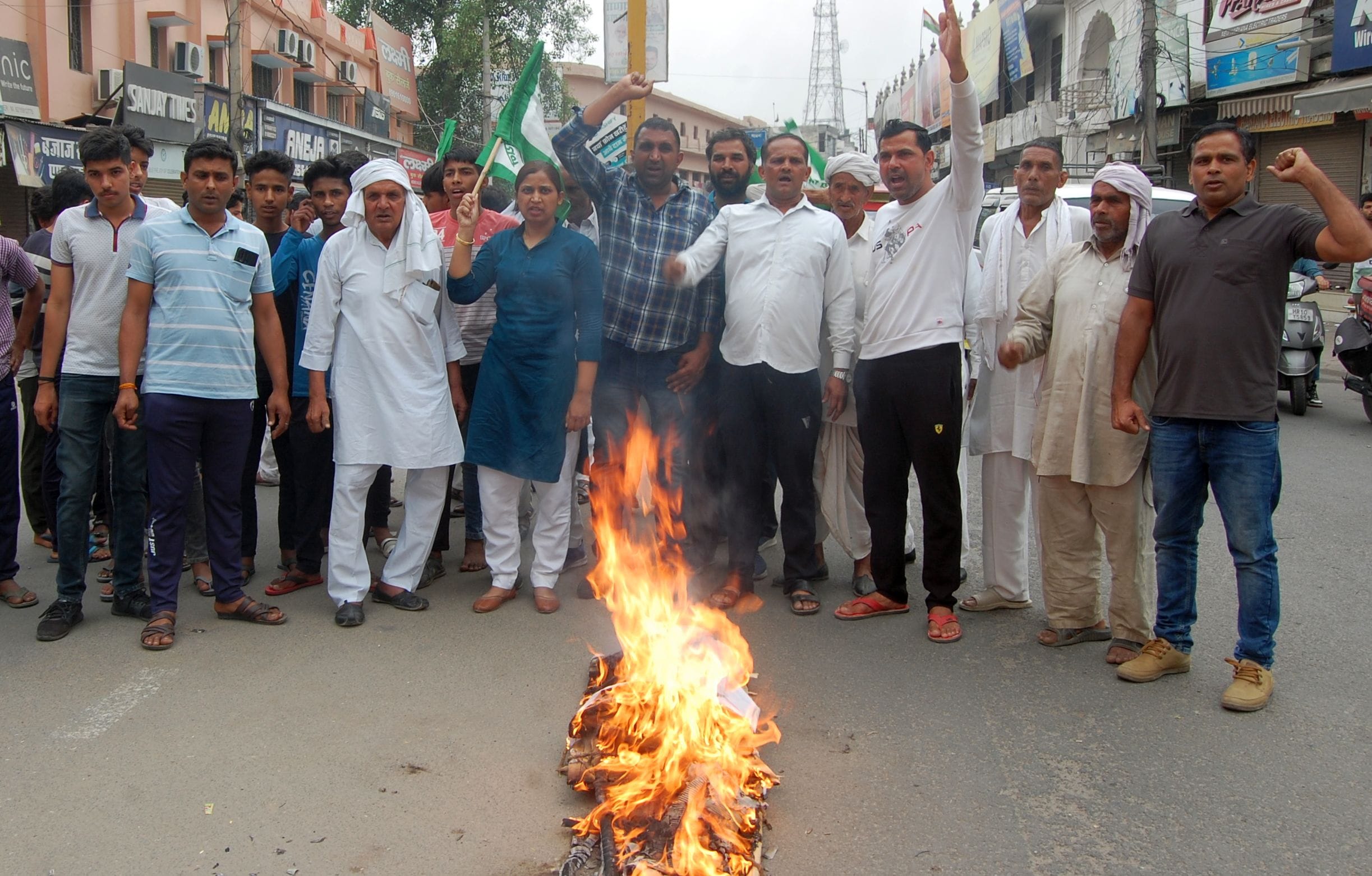 फोटो :52: सोनीपत में बृजभूषण सिंह शरण के पुतले की यात्रा निकालते किसान नेता। संवाद