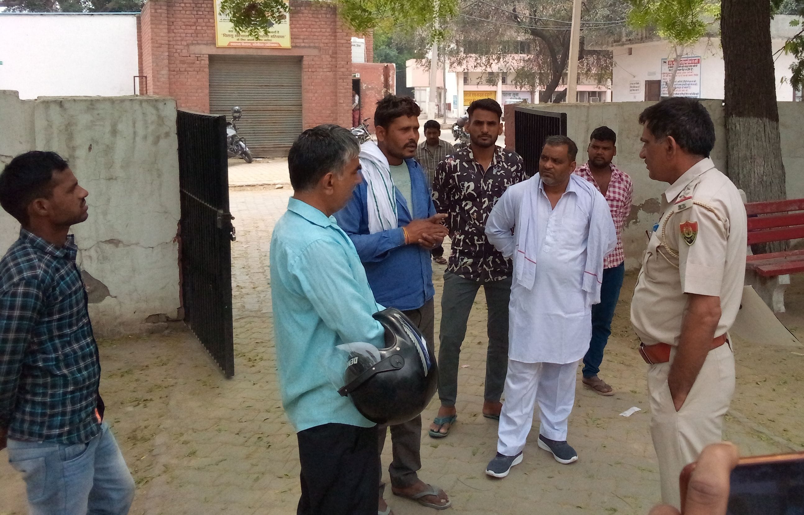 फोटो :59: गांव असदपुर में बालिका की मौत के अस्पताल में पहुंचे असदपुर के ग्रामीण व अन्य। संवाद