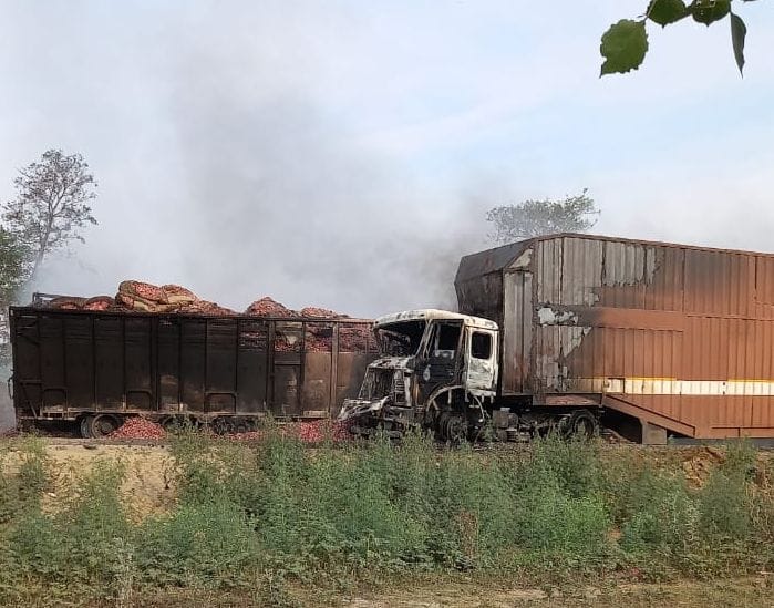 मदनापुर में घटनास्थल का निरीक्षण करते सीओ सदर अमित चौरसिया