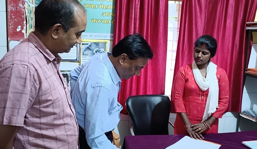 सीएचसी विक्रमजोत में संसाधनों के संबंध में पूछताछ करते सीएमओ डॉ. आरपी मिश्र। सीएचसी विक्रमजोत में संसाधनों के संबंध में पूछताछ करते सीएमओ डॉ. आरपी मिश्र।