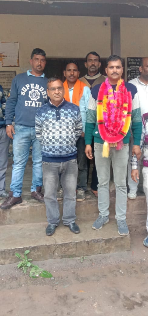 गोहर की कासन पंचायत में प्रधान पद का चुनाव जीतने के बाद ढमेश्वर समर्थकों के साथ। संवाद
