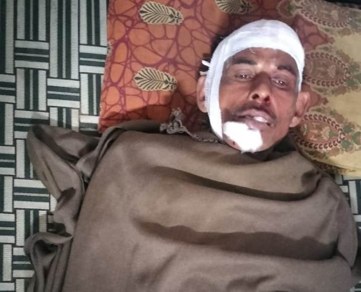 गांव बीराखेडी में बरसात से गिरी छत की कडियां गांव बीराखेडी में बरसात से गिरी छत की कडियां