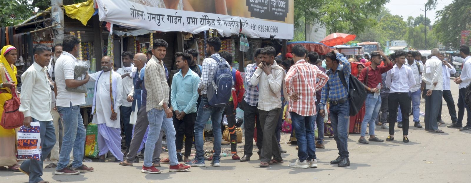 02बीडीएन12-रोडवेज बस अड्डे पर बस के इंतजार में बैठे यात्री। संवाद 02बीडीएन12-रोडवेज बस अड्डे पर बस के इंतजार में बैठे यात्री। संवाद