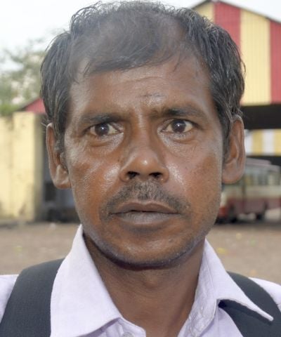 02बीडीएन12-रोडवेज बस अड्डे पर बस के इंतजार में बैठे यात्री। संवाद 02बीडीएन12-रोडवेज बस अड्डे पर बस के इंतजार में बैठे यात्री। संवाद