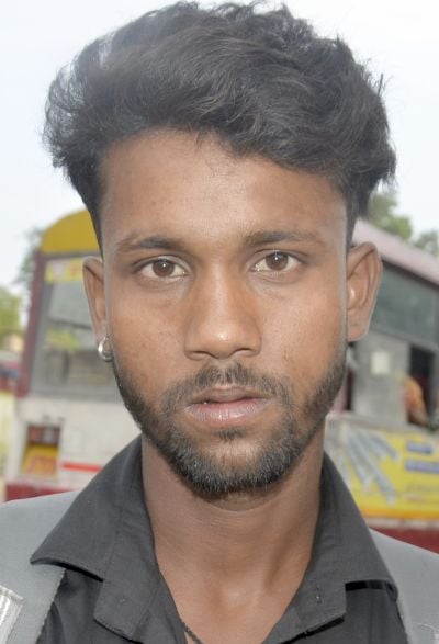 02बीडीएन12-रोडवेज बस अड्डे पर बस के इंतजार में बैठे यात्री। संवाद 02बीडीएन12-रोडवेज बस अड्डे पर बस के इंतजार में बैठे यात्री। संवाद