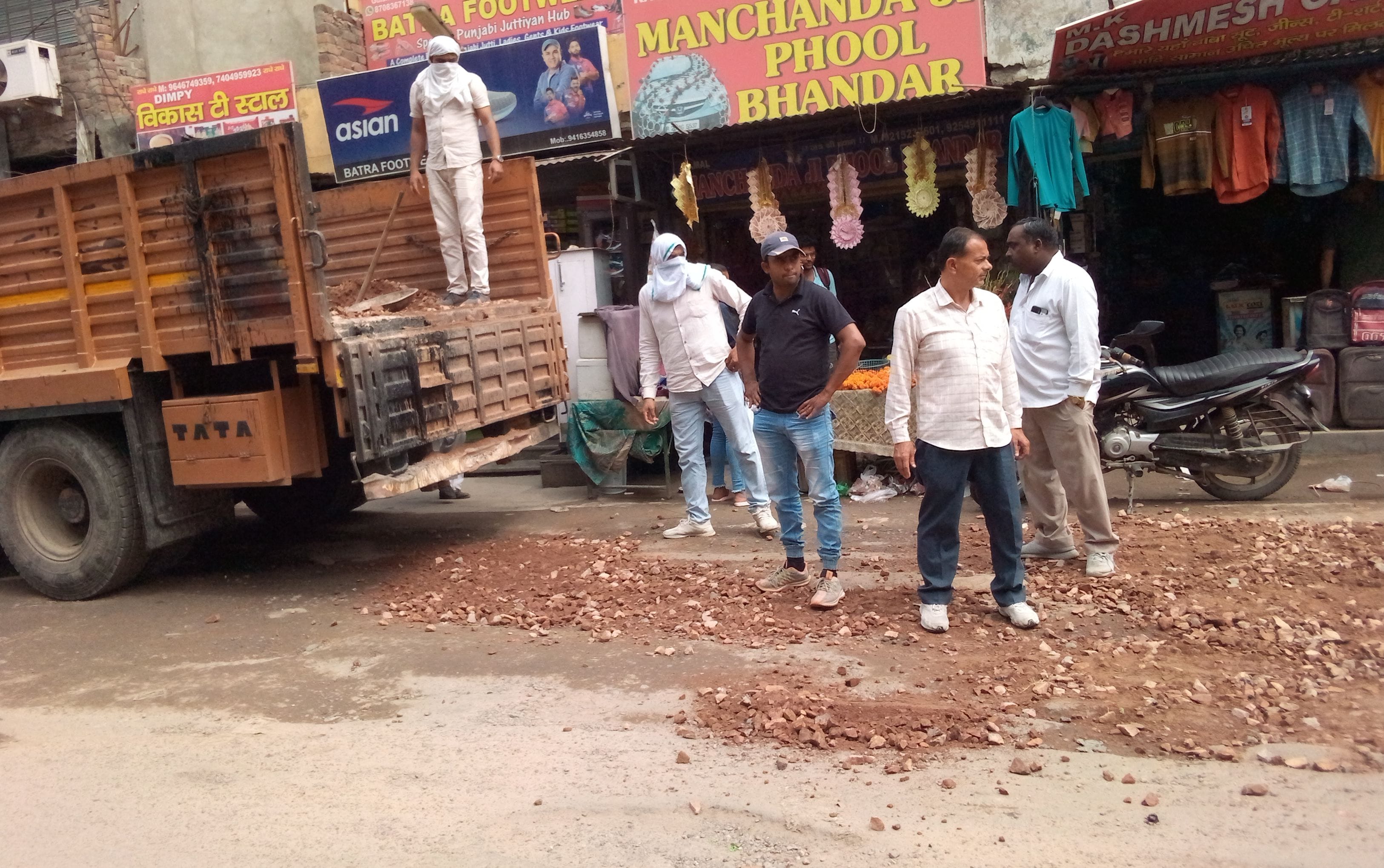 फोटो 05- दिल्ली रोड स्थित सिक्का कॉलोनी के पास सड़क पर बने गड्ढे। संवाद फोटो 05- दिल्ली रोड स्थित सिक्का कॉलोनी के पास सड़क पर बने गड्ढे। संवाद