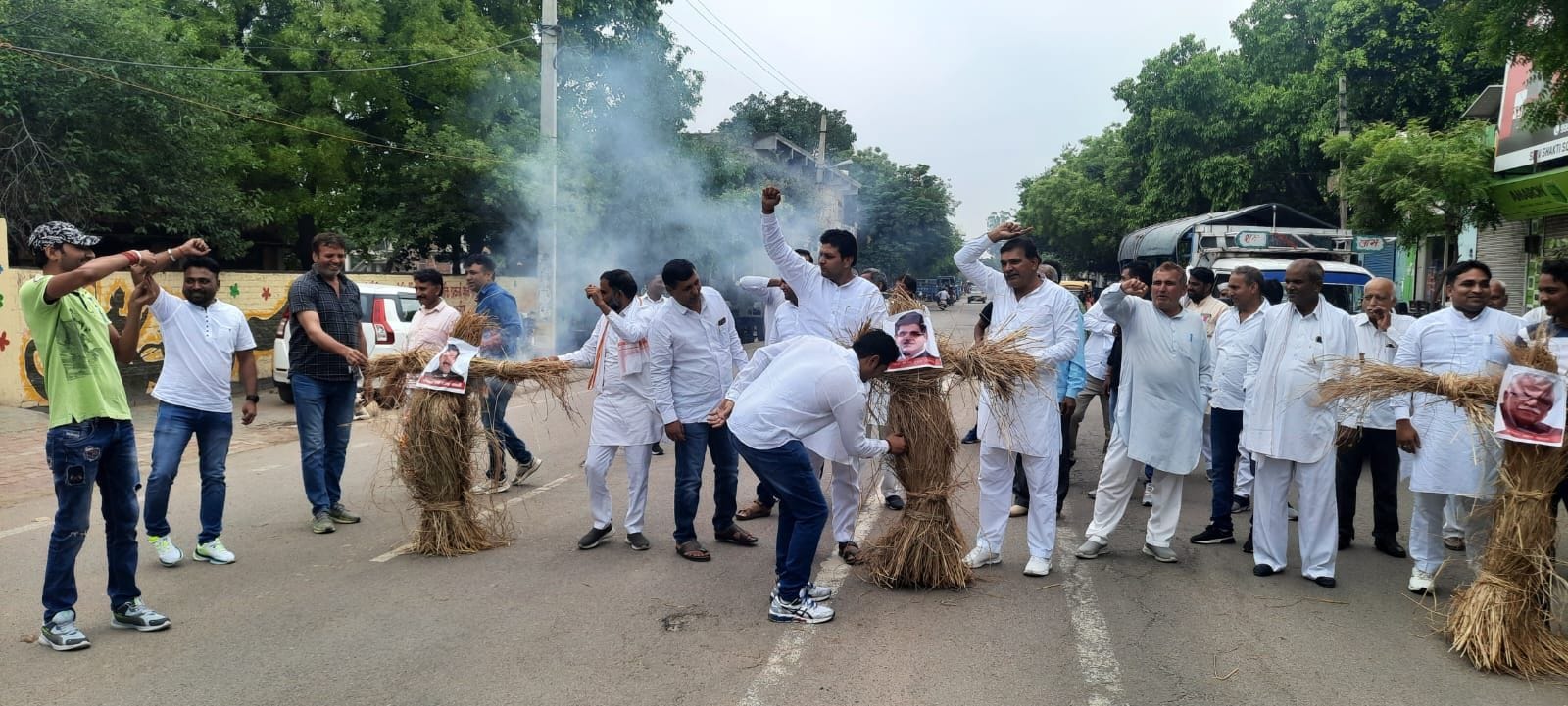 फोटो 21- गोहाना रोड पर बीडीपीओ कार्यालय के सामने पुतला फूंककर विरोध प्रदर्शन करते सरपंच।