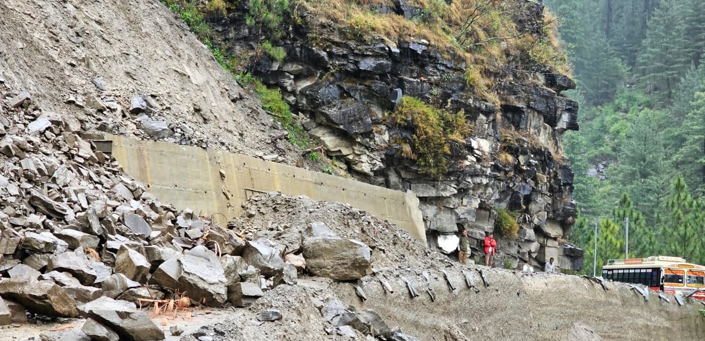 जलोड़ी दर्रा पर हुई बर्फबारी।-संवाद जलोड़ी दर्रा पर हुई बर्फबारी।-संवाद